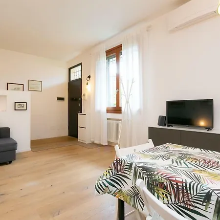 Apartament Spacious House With Garden In Isola Mediolan
